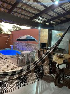 ピレノポリスにあるCasa Raio de Luzのハンモック(パラソル、テーブル、椅子付)