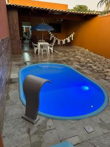 ピレノポリスにあるCasa Raio de Luzの家の外にある青いプール