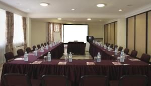 una sala de conferencias con una mesa larga con botellas de agua en Royal Court Hotel, en Mombasa