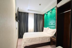 En eller flere senge i et værelse på Menoir Dorsett Madrid Usera