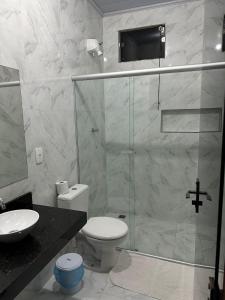 ピレノポリスにあるCasa Raio de Luzのトイレとガラスのシャワー付きのバスルーム