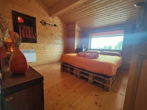 a bedroom with a bed in a room with a window at Chalet en Eyne Cambre d'Aze in Eyne