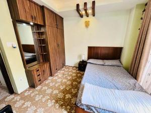 Tempat tidur dalam kamar di SiddhiNiwas
