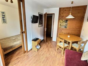 Televízia a/alebo spoločenská miestnosť v ubytovaní Résidence Rond-point Des Pistes Iii - Appartement 2 pièces pour 4 personnes situé à Val d’Isère, skis aux pieds et à 500m du centre du village, navettes gratuites au MAE-1798
