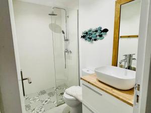 un bagno con lavandino e doccia in vetro di Palm Beach House - Stunning 3 Bedrooms beachfront - Nettle Bay Beach Club a Baie Nettle