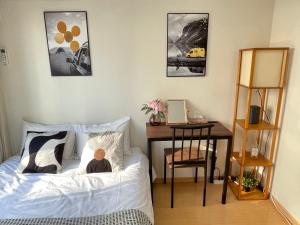a bedroom with a bed and a desk with a desk at シャンテ高田馬場41 in Tokyo