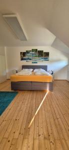 Una cama o camas en una habitación de Häuschen vor Moosburg, AHApartement