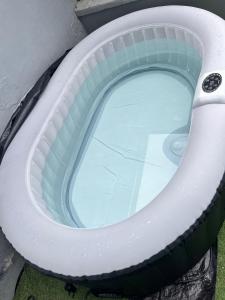 une petite flaque d'eau dans une cuvette de toilettes dans l'établissement SPA hyper centre jardin, à Boulogne-sur-Mer