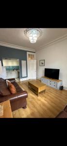 Televisyen dan/atau pusat hiburan di 2 Bed flat in Ayr town