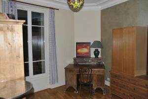 a desk with a chair in a room with a window at Appartement Vésinet 90m2 à 30 min des Halles Paris in Le Vésinet
