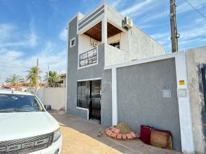 a white car parked in front of a house at SOBRADO COM 3 QUARToS in Barretos