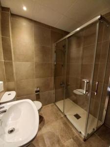 A bathroom at Hotel Alegret