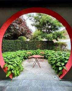 Um jardim no exterior de B&B Contrast