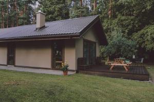 萨拉斯皮尔斯ForRest的小屋设有甲板和野餐桌