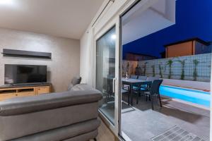 a living room with a couch and a table with a television at Casa Coral in Crno