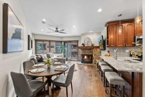 eine Küche und ein Wohnzimmer mit Tisch und Stühlen in der Unterkunft 1BR Deer Valley Condo-On FREE Shuttle Line in Park City