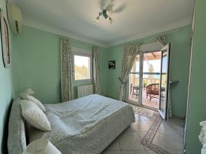 1 dormitorio con 1 cama, ventana y patio en Villa Cost-a Blanca, en Benissa 64 fotos más
