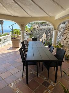 Una mesa y sillas negras en un patio. en Villa Cost-a Blanca, en Benissa