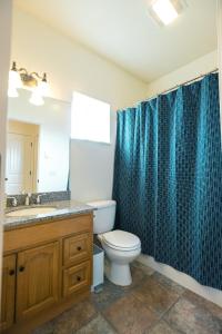 Vannituba majutusasutuses Peaceful Townhome Enclosed Garage Fast Wifi +26 fotot