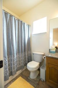 Vannituba majutusasutuses Peaceful Townhome Enclosed Garage Fast Wifi