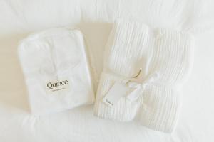 zwei weiße Handtücher mit einem Preisschild darauf in der Unterkunft Kintla Ridge Suite Near Logan Hospital in Kalispell + 18 Fotos