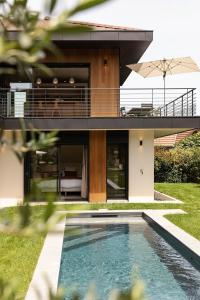 una vista esterna di una casa con piscina di La Villa 225 - Lac Annecy a Saint-Jorioz