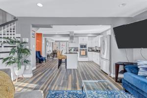 Η κουζίνα ή μικρή κουζίνα στο Bright Stylish hidden gem in Washington DC with King Bed 75inch tv and free parking