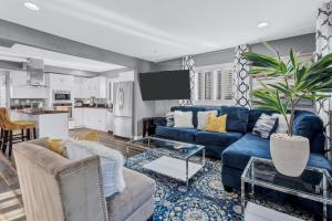 Χώρος καθιστικού στο Bright Stylish hidden gem in Washington DC with King Bed 75inch tv and free parking