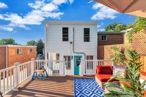 Μπαλκόνι ή βεράντα στο Bright Stylish hidden gem in Washington DC with King Bed 75inch tv and free parking