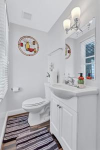 Ένα μπάνιο στο Bright Stylish hidden gem in Washington DC with King Bed 75inch tv and free parking +11 φωτογραφίες