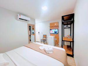 een slaapkamer met een bed met twee handdoeken erop bij Mansomar in Jericoacoara