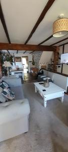 Posezení v ubytování Penny Cottage