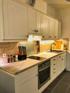 A kitchen or kitchenette at Charmante Wohnung Nahe Wiener Stadthalle