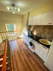 una cocina con fregadero y lavadora en Lovely Apartment in Chisinau, en Chişinău