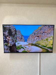 Un televisor de pantalla plana colgado en una pared en Lovely Apartment in Chisinau, en Chişinău