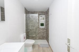 Ein Badezimmer in der Unterkunft Playa del Aguila Bungalow con Terraza Solarium