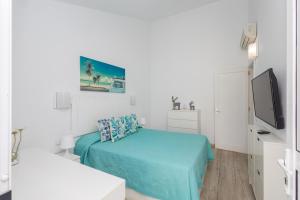 Ein Bett oder Betten in einem Zimmer der Unterkunft Playa del Aguila Bungalow con Terraza Solarium