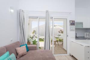 Küche/Küchenzeile in der Unterkunft Playa del Aguila Bungalow con Terraza Solarium