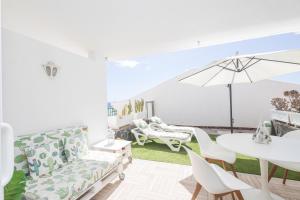 Ein Sitzbereich in der Unterkunft Playa del Aguila Bungalow con Terraza Solarium