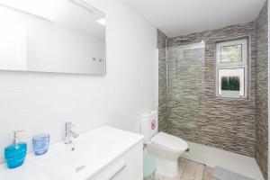 Ein Badezimmer in der Unterkunft Playa del Aguila Bungalow con Terraza Solarium