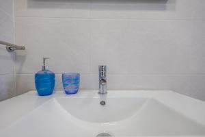 Ein Badezimmer in der Unterkunft Playa del Aguila Bungalow con Terraza Solarium