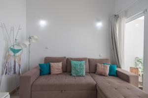 Ein Sitzbereich in der Unterkunft Playa del Aguila Bungalow con Terraza Solarium