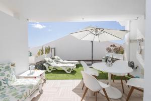 Ein Sitzbereich in der Unterkunft Playa del Aguila Bungalow con Terraza Solarium