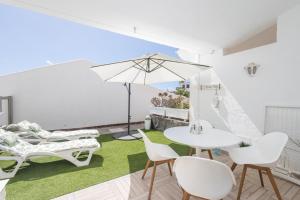 Ein Patio oder anderer Außenbereich in der Unterkunft Playa del Aguila Bungalow con Terraza Solarium
