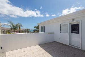 Ein Balkon oder eine Terrasse in der Unterkunft Playa del Aguila Bungalow con Terraza Solarium