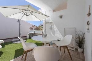 Ein Sitzbereich in der Unterkunft Playa del Aguila Bungalow con Terraza Solarium