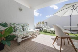 Ein Balkon oder eine Terrasse in der Unterkunft Playa del Aguila Bungalow con Terraza Solarium