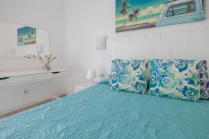 Ein Bett oder Betten in einem Zimmer der Unterkunft Playa del Aguila Bungalow con Terraza Solarium