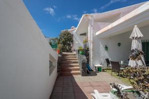 Ein Garten an der Unterkunft Playa del Aguila Bungalow con Terraza Solarium