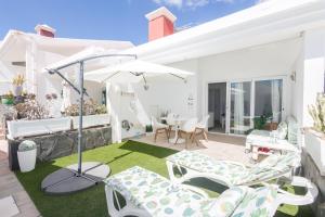 Ein Patio oder anderer Außenbereich in der Unterkunft Playa del Aguila Bungalow con Terraza Solarium